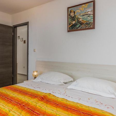 Lovely Apartment In Mali Losinj With Kitchen Bagian luar foto