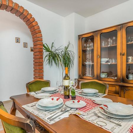 Lovely Apartment In Mali Losinj With Kitchen Bagian luar foto