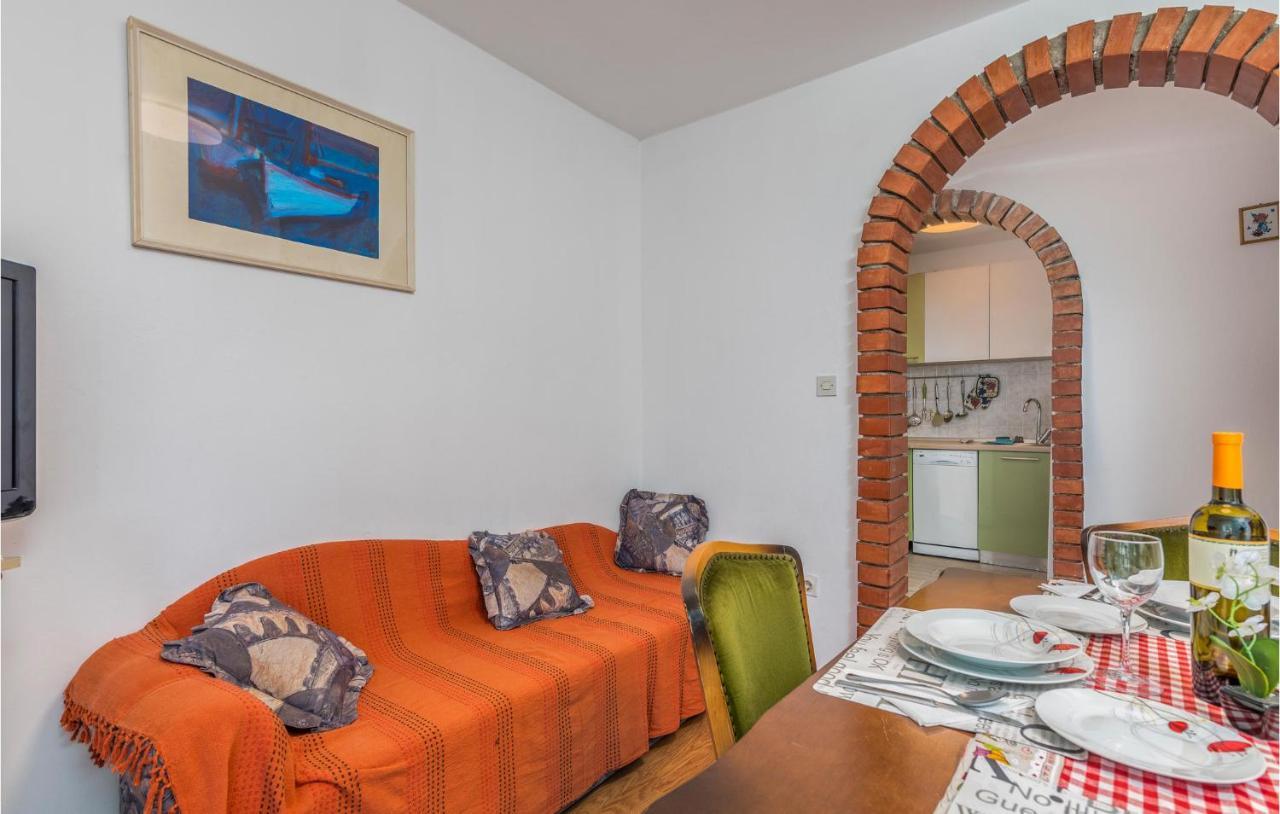 Lovely Apartment In Mali Losinj With Kitchen Bagian luar foto