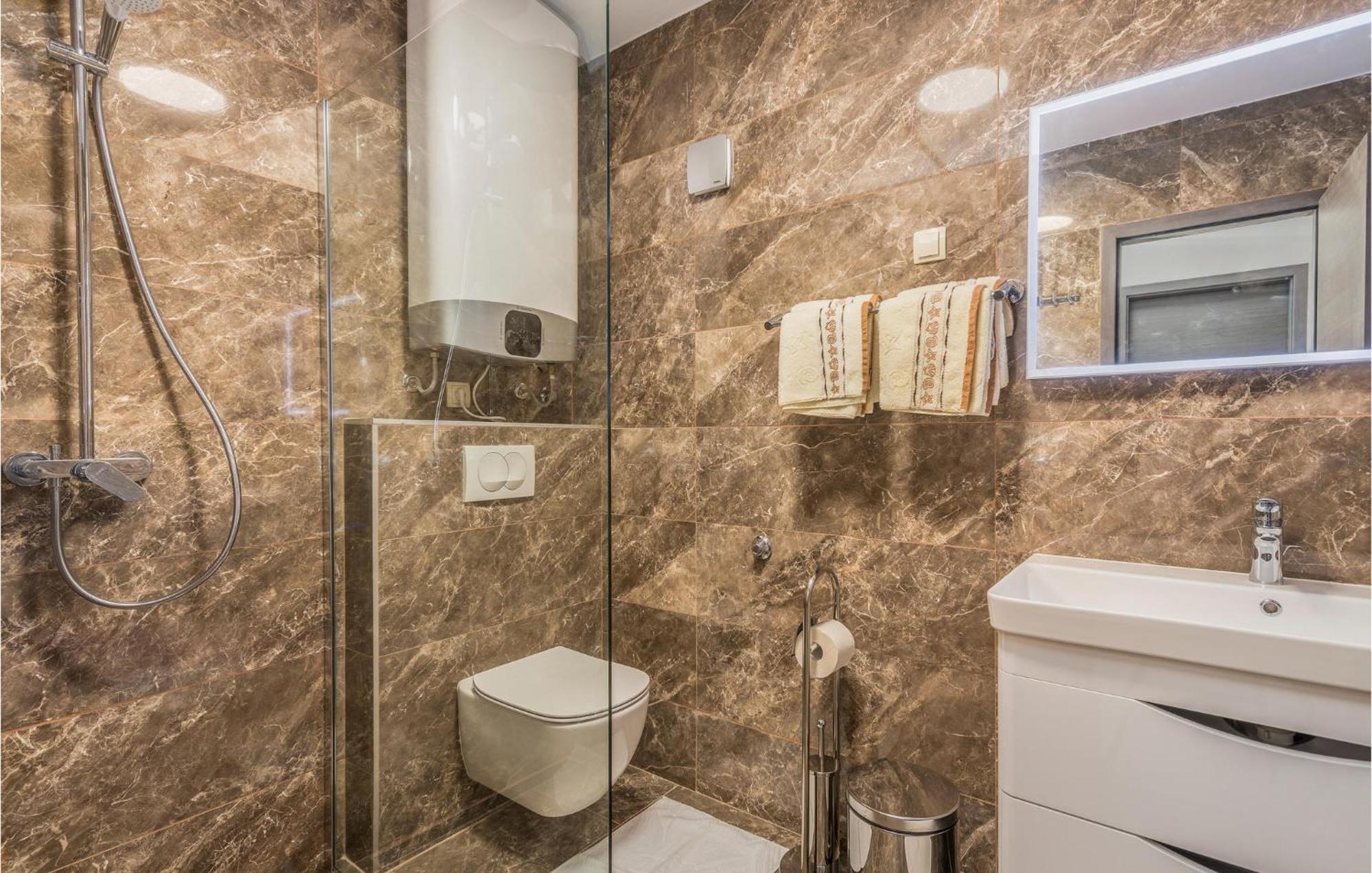 Lovely Apartment In Mali Losinj With Kitchen Bagian luar foto