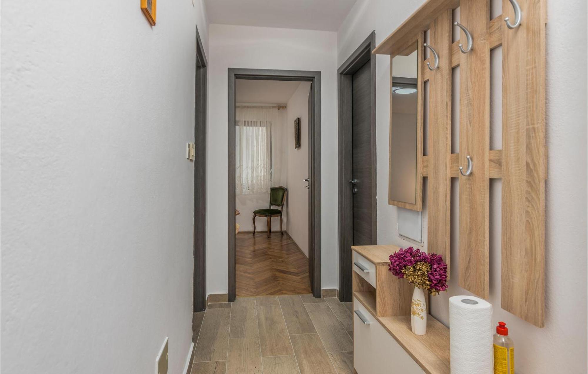 Lovely Apartment In Mali Losinj With Kitchen Bagian luar foto